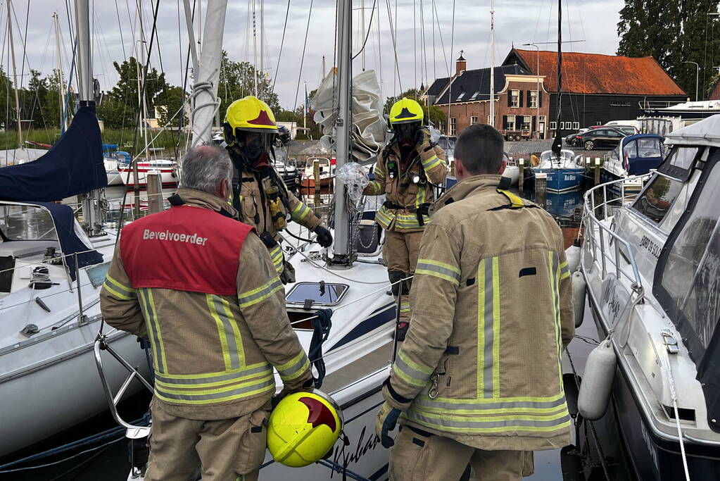 Brandweer onderzoekt hinderlijke lucht op vaartuig