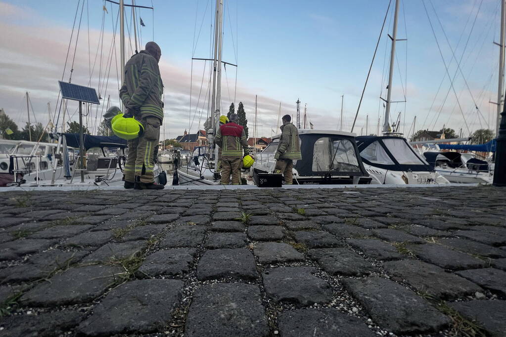 Brandweer onderzoekt hinderlijke lucht op vaartuig