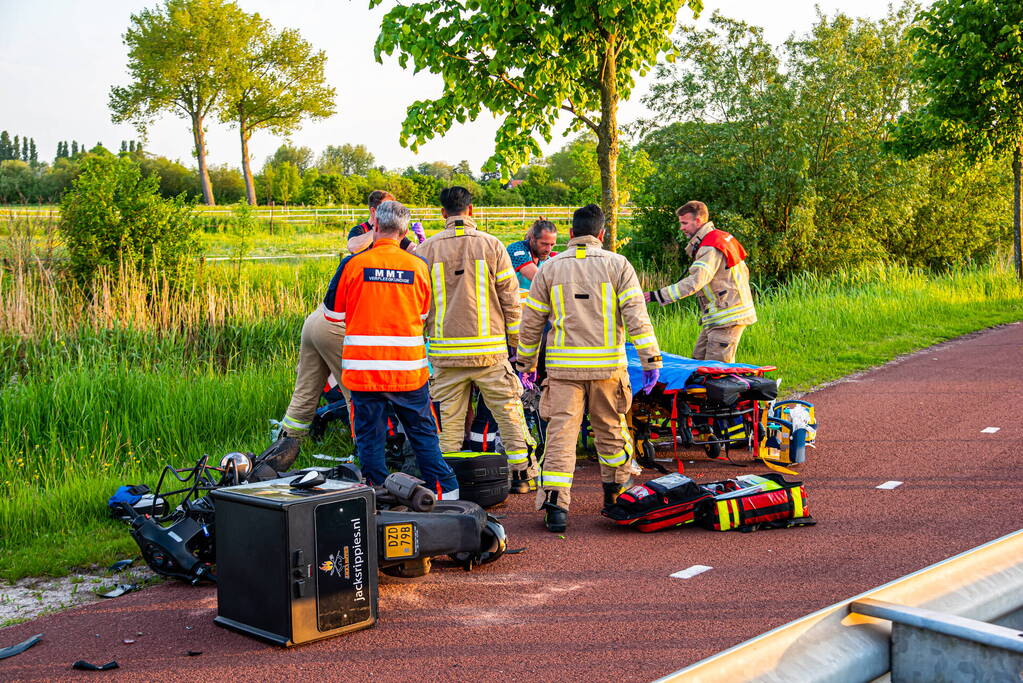Scooterrijder ernstig gewond na frontale botsing tegen boom