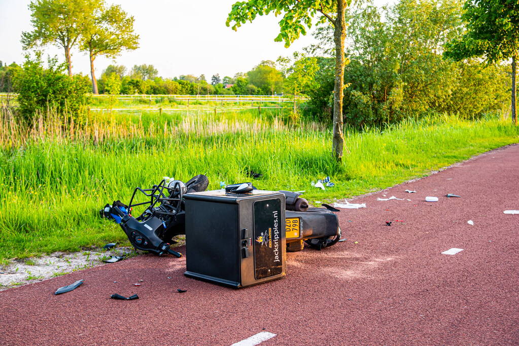 Scooterrijder ernstig gewond na frontale botsing tegen boom