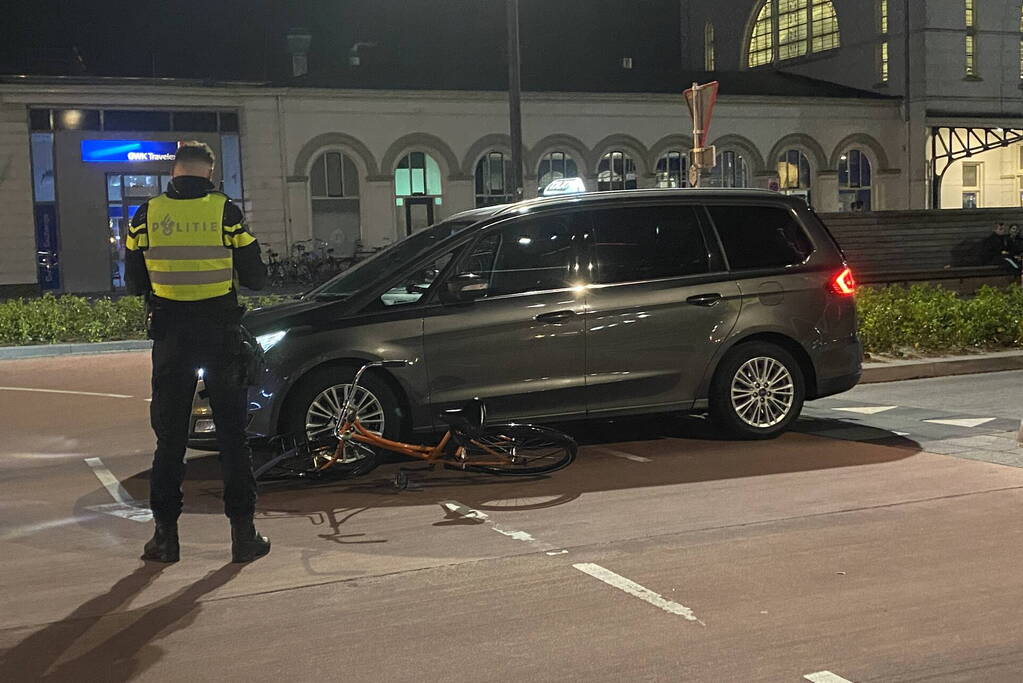 Fietser rijdt tegen taxi aan