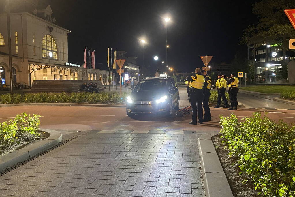 Fietser rijdt tegen taxi aan