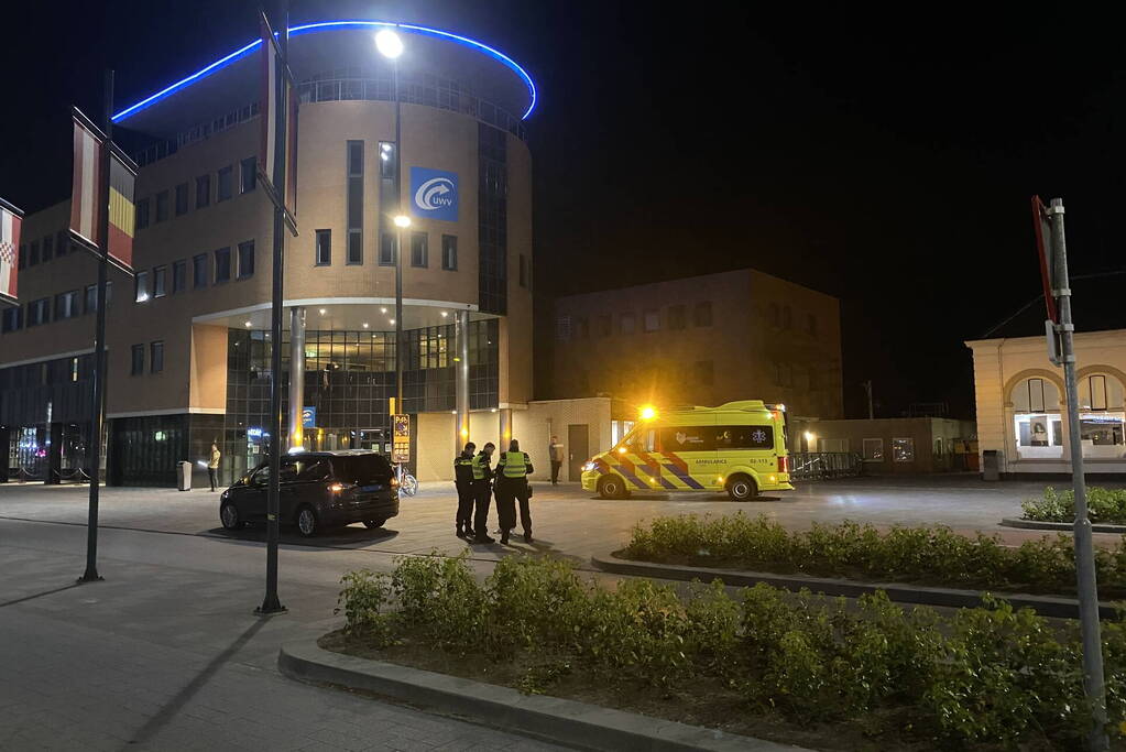 Fietser rijdt tegen taxi aan