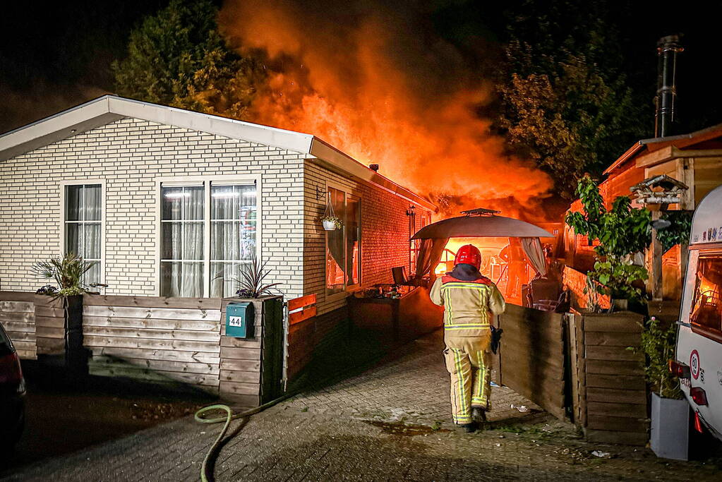 Felle brand verwoest woonwagen