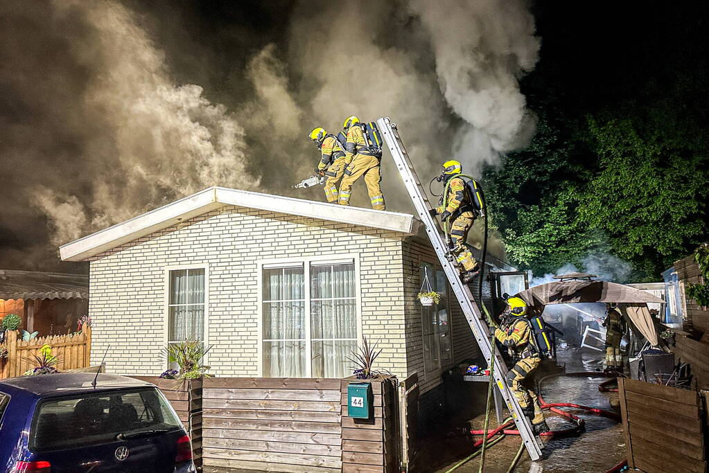 Felle brand verwoest woonwagen