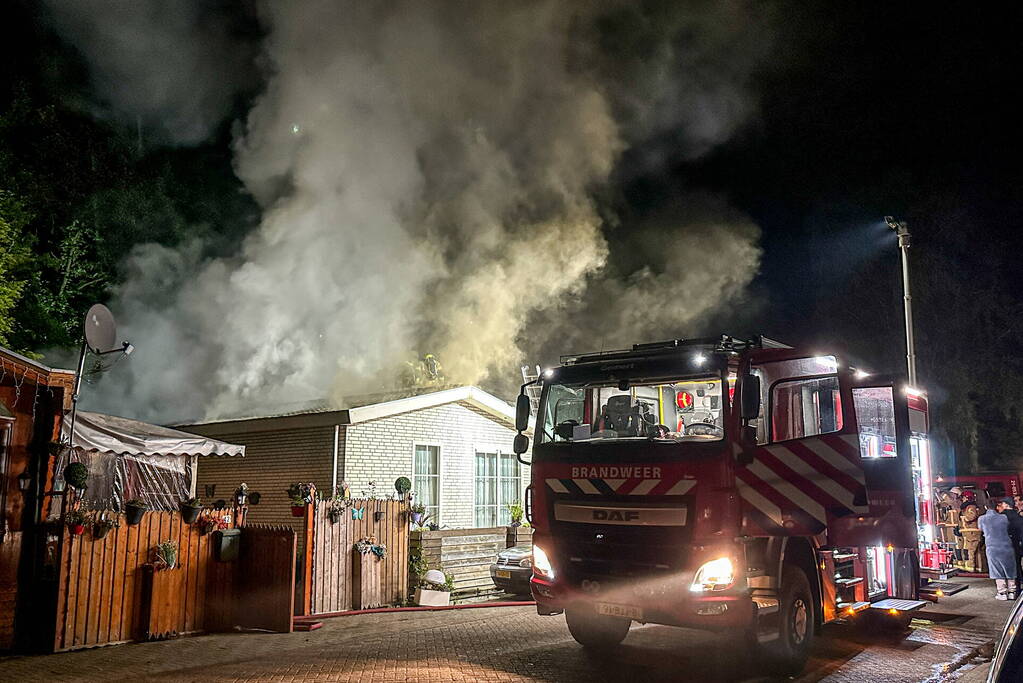 Felle brand verwoest woonwagen