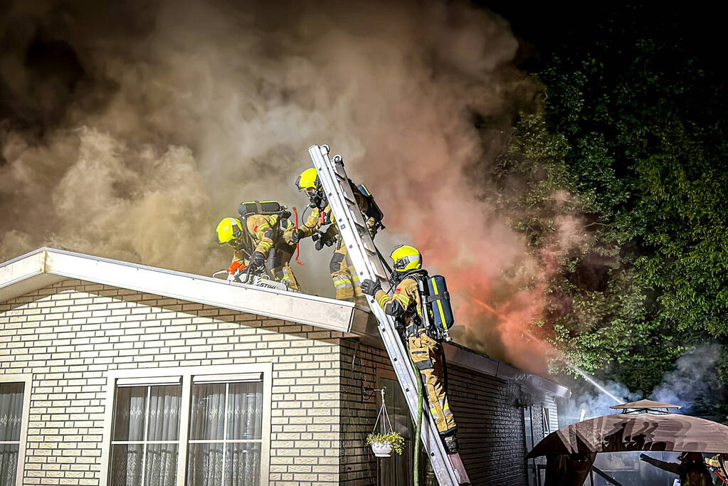 Felle brand verwoest woonwagen