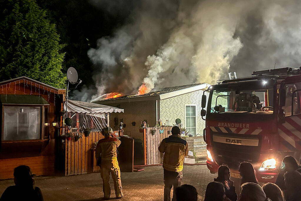 Felle brand verwoest woonwagen