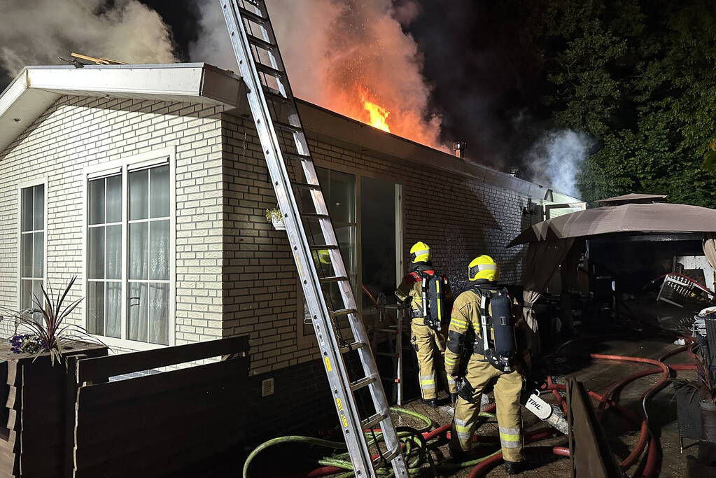 Felle brand verwoest woonwagen