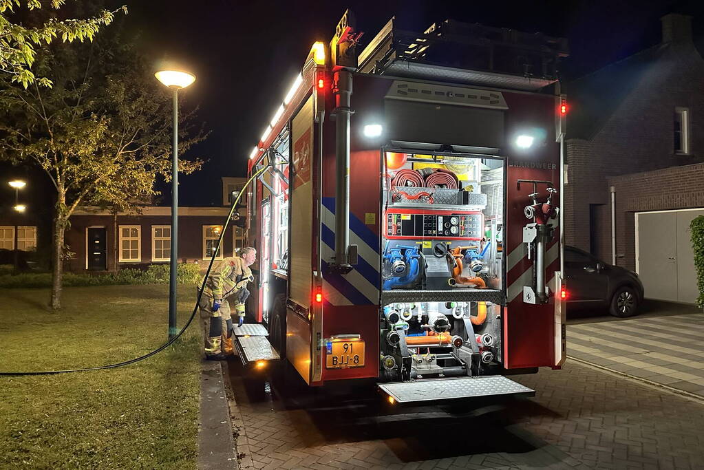 Brandweer blust schuurbrand