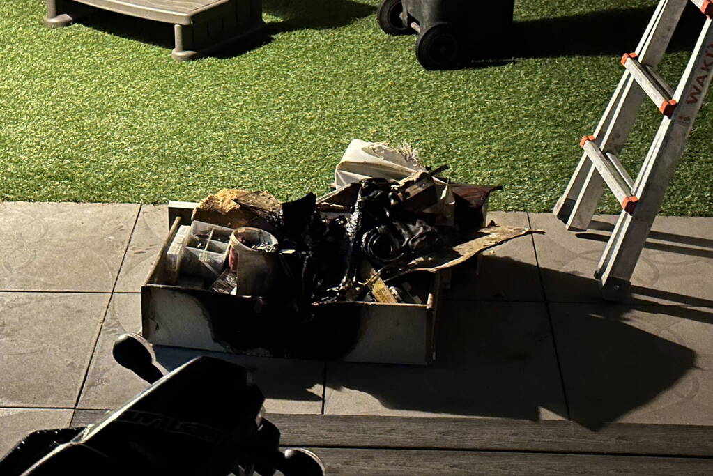 Brandweer blust schuurbrand