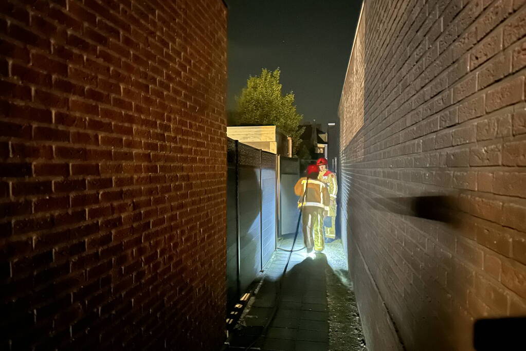 Brandweer blust schuurbrand