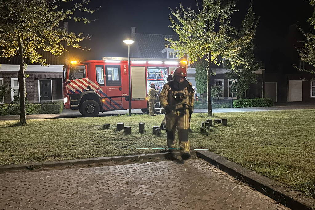 Brandweer blust schuurbrand