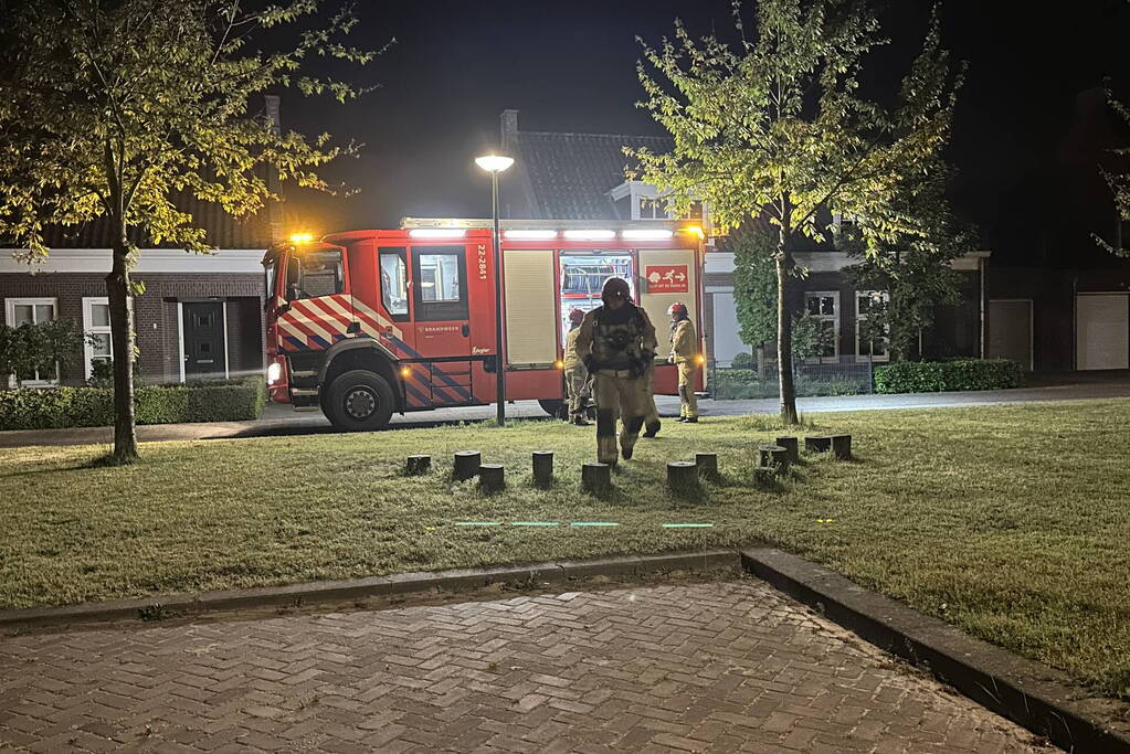 Brandweer blust schuurbrand