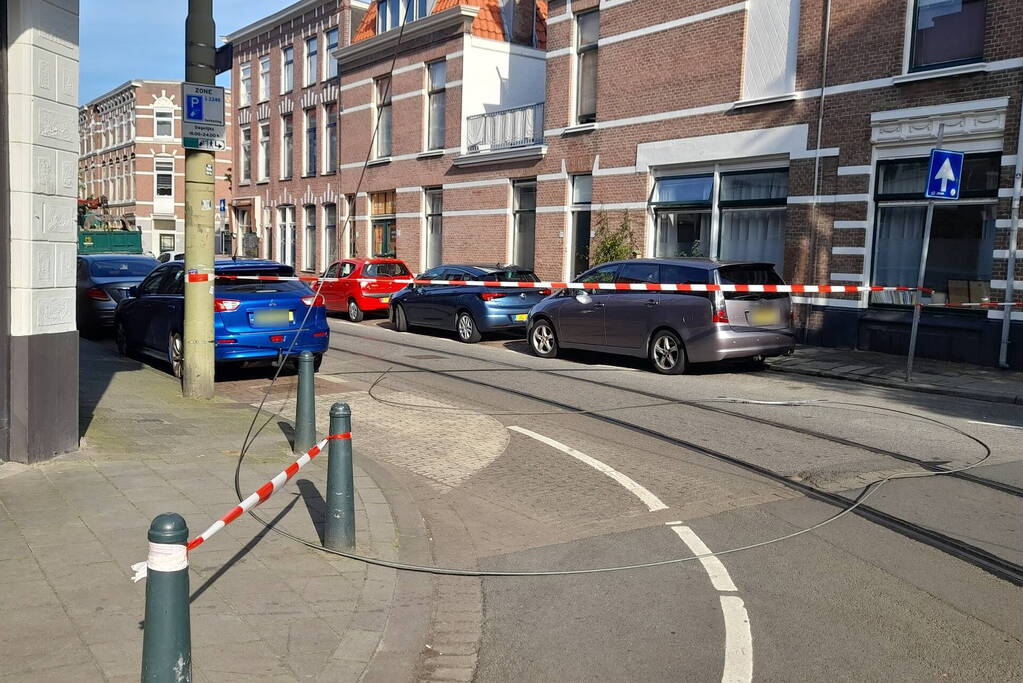 Vrachtwagen met kraan rijdt bovenleiding van tram kapot