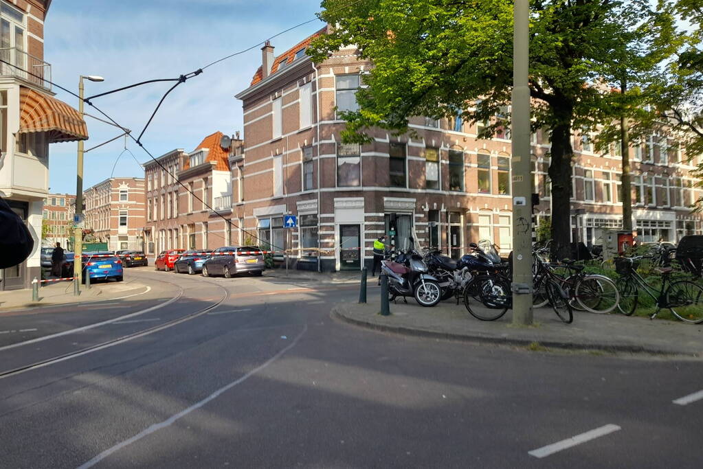 Vrachtwagen met kraan rijdt bovenleiding van tram kapot