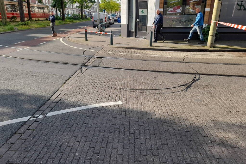 Vrachtwagen met kraan rijdt bovenleiding van tram kapot