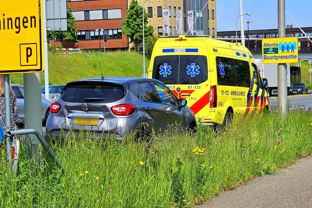 Bakwagen en personenauto betrokken bij kettingbotsing