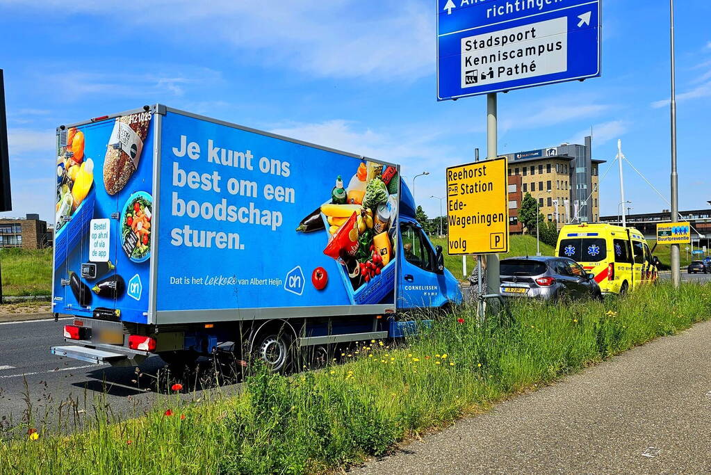 Bakwagen en personenauto betrokken bij kettingbotsing