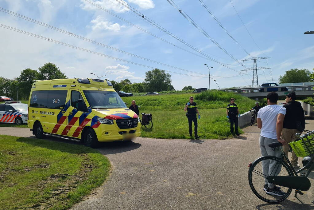 Scooterrijder en fietser frontaal in botsing