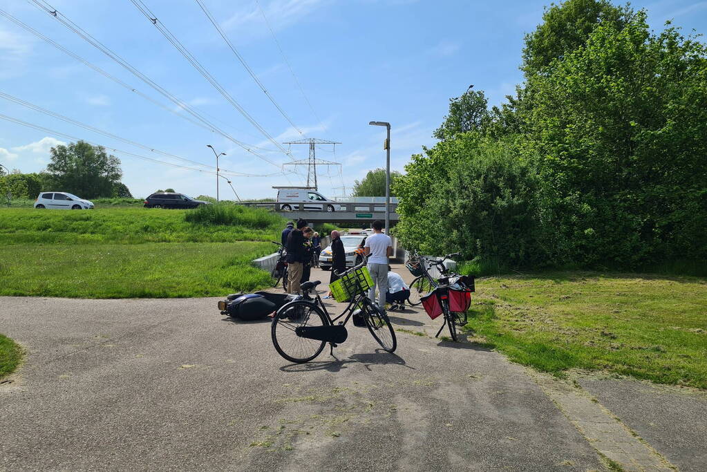 Scooterrijder en fietser frontaal in botsing