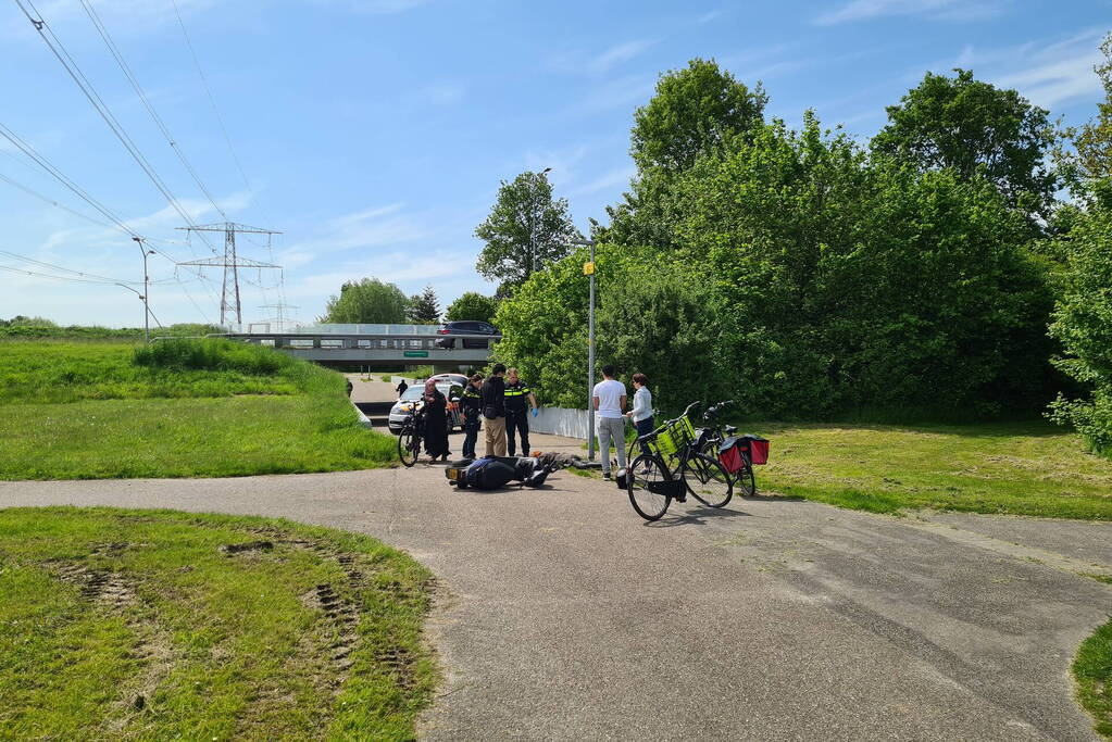 Scooterrijder en fietser frontaal in botsing