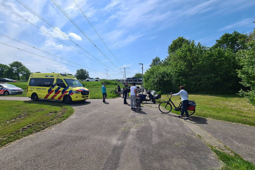 Scooterrijder en fietser frontaal in botsing