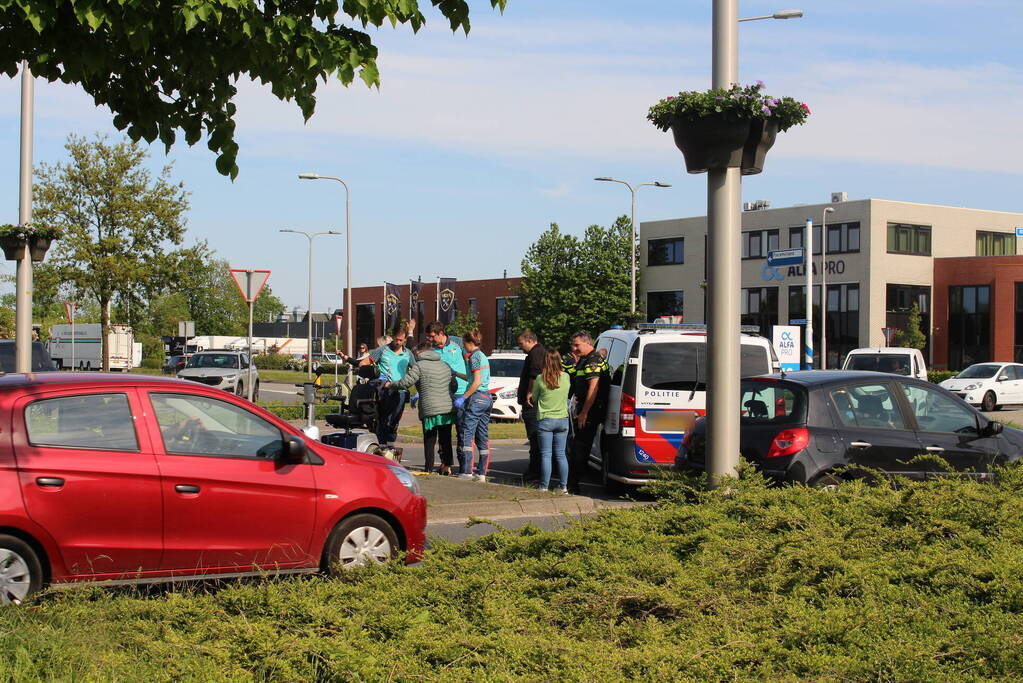 Scootmobiel aangereden bij oversteken