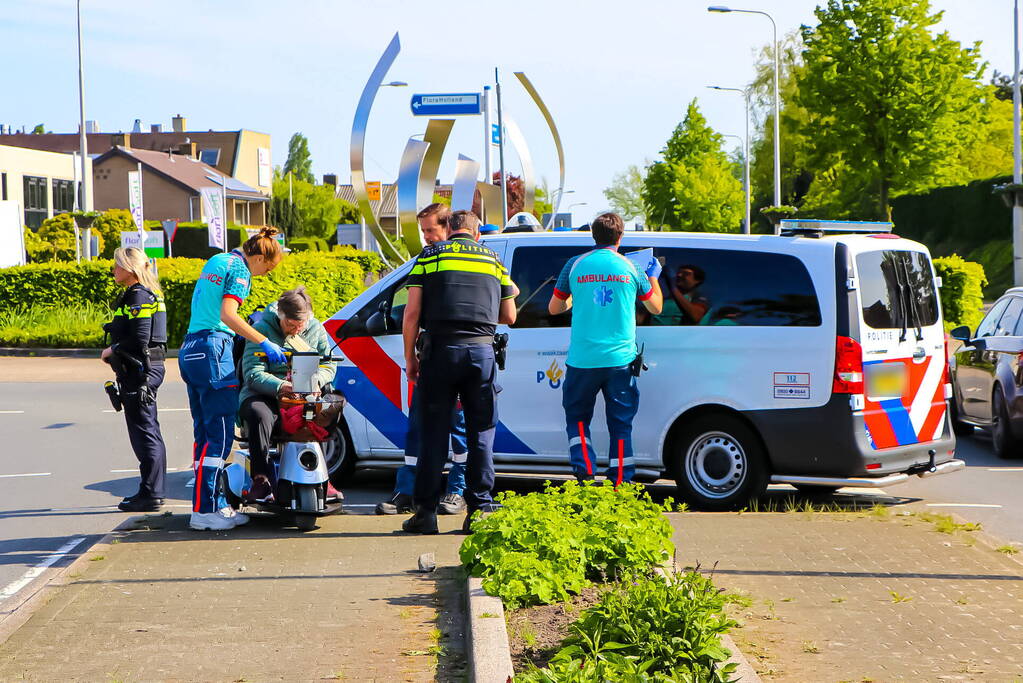 Scootmobiel aangereden bij oversteken