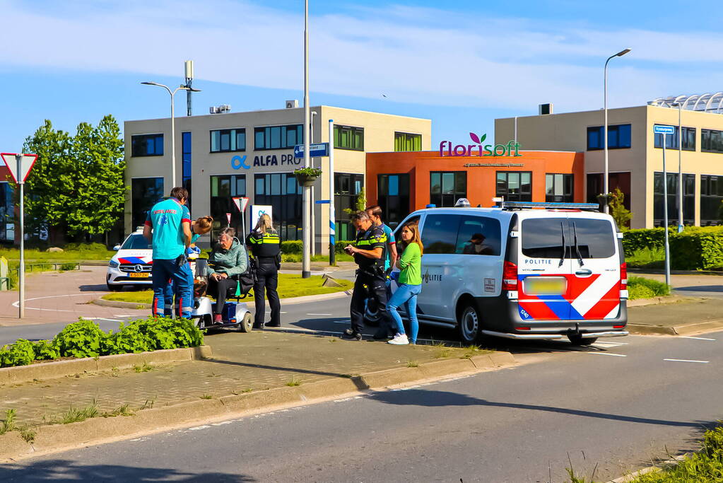 Scootmobiel aangereden bij oversteken