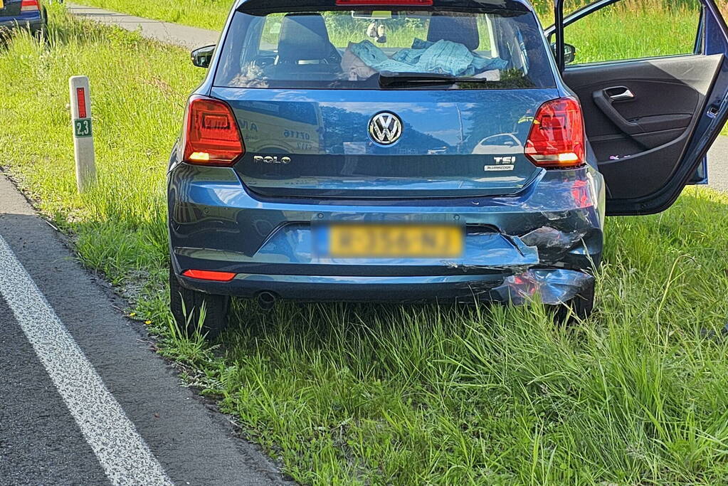 Kinderen nagekeken na kop-staartbotsing