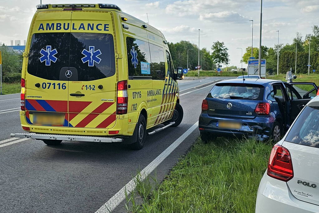 Kinderen nagekeken na kop-staartbotsing