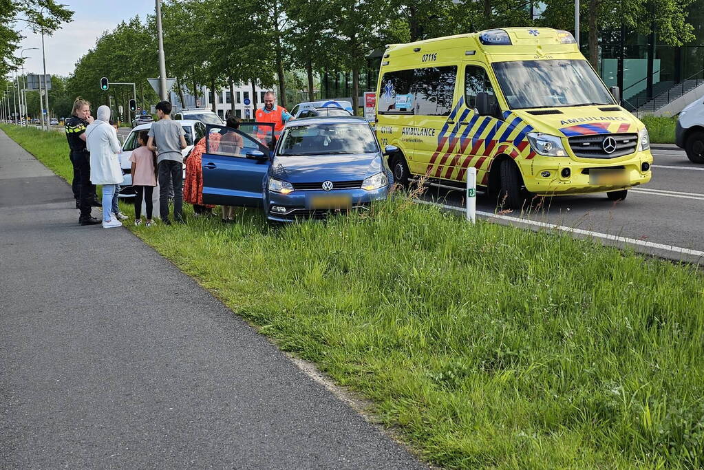 Kinderen nagekeken na kop-staartbotsing