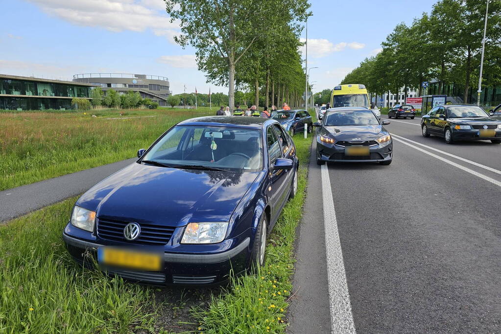 Kinderen nagekeken na kop-staartbotsing