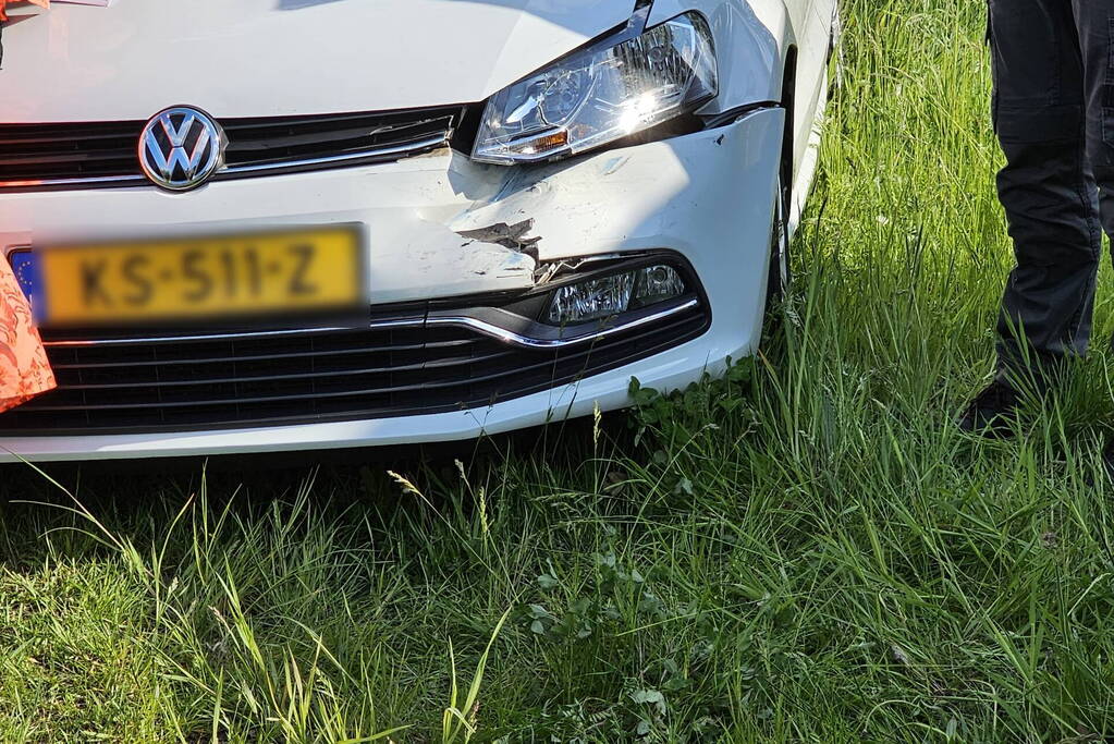 Kinderen nagekeken na kop-staartbotsing