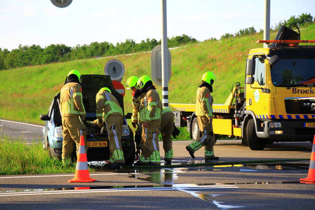Auto vliegt in brand op afrit, politie houdt bestuurder aan