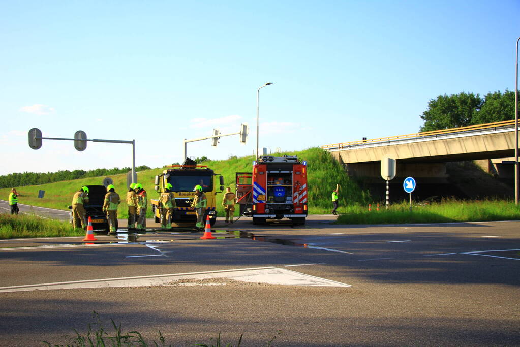 Auto vliegt in brand op afrit, politie houdt bestuurder aan