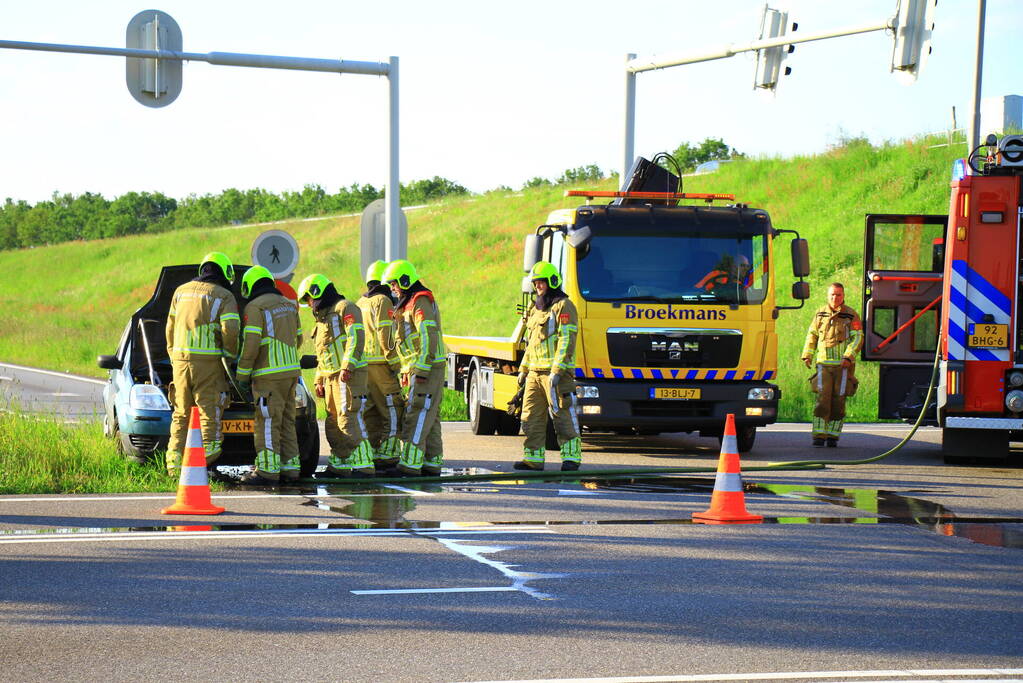 Auto vliegt in brand op afrit, politie houdt bestuurder aan