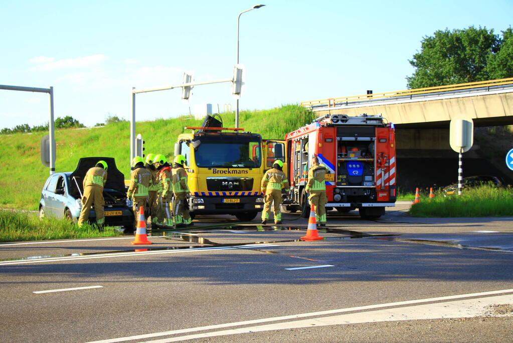 Auto vliegt in brand op afrit, politie houdt bestuurder aan