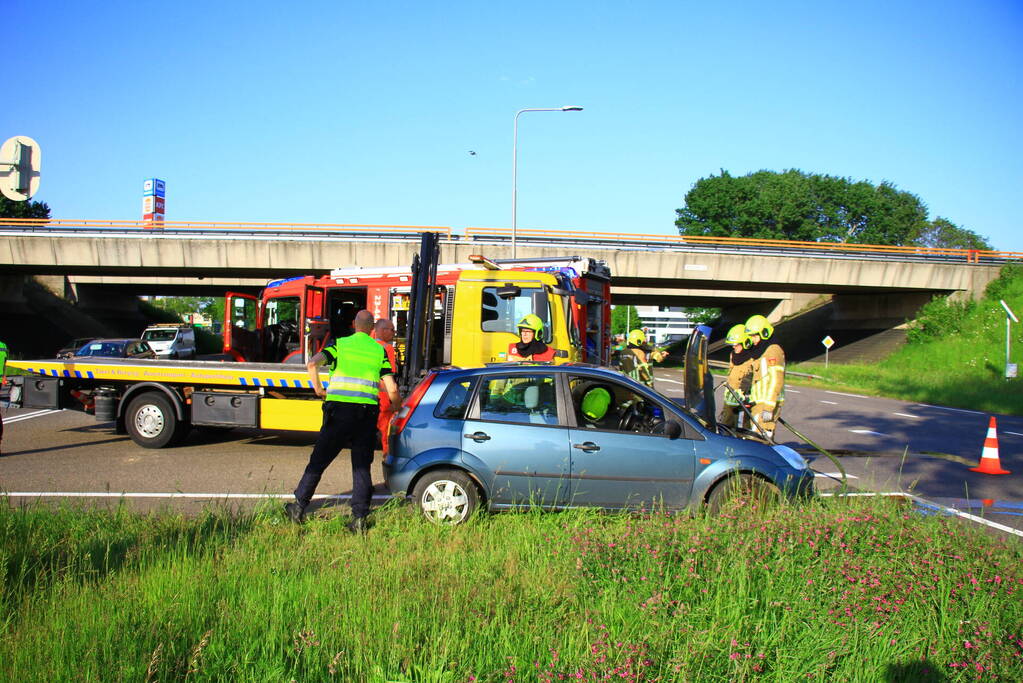Auto vliegt in brand op afrit, politie houdt bestuurder aan
