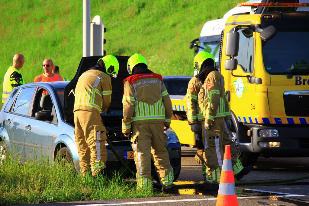 Auto vliegt in brand op afrit, politie houdt bestuurder aan