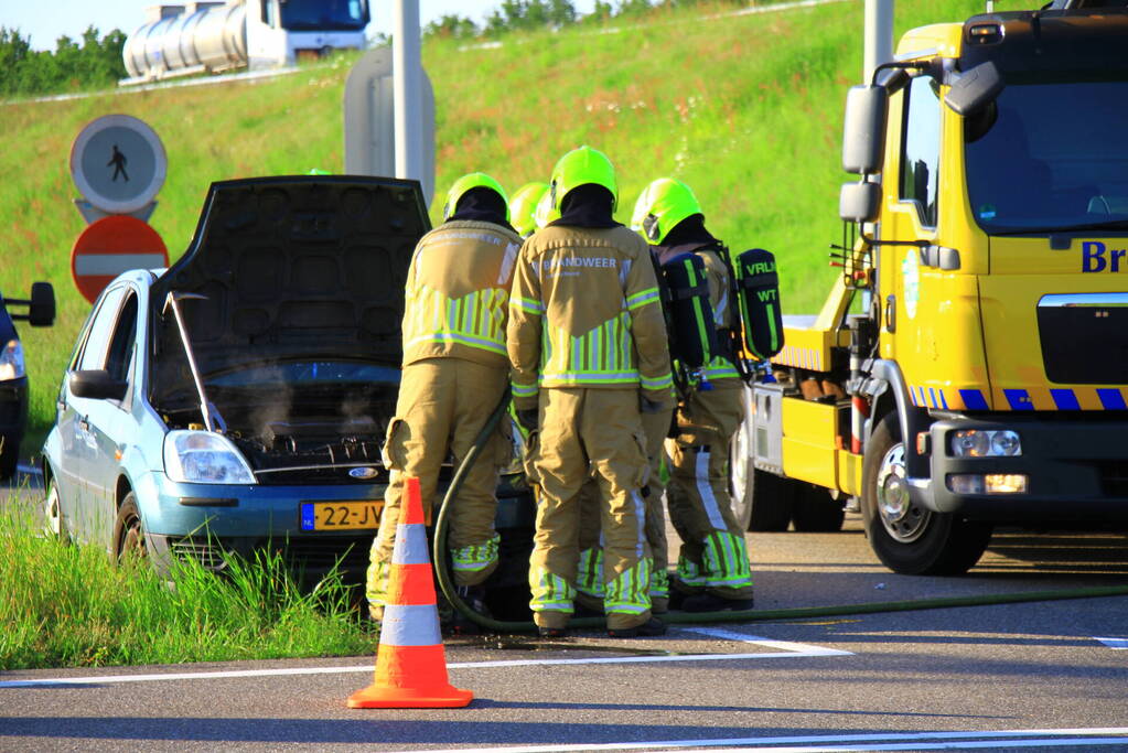 Auto vliegt in brand op afrit, politie houdt bestuurder aan