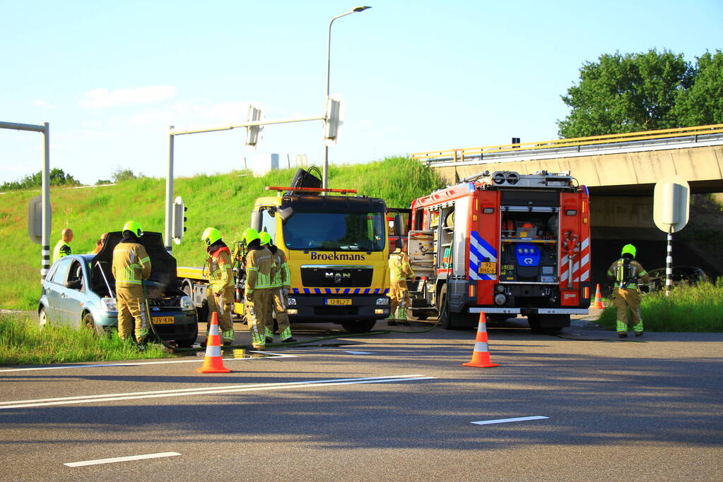 Auto vliegt in brand op afrit, politie houdt bestuurder aan