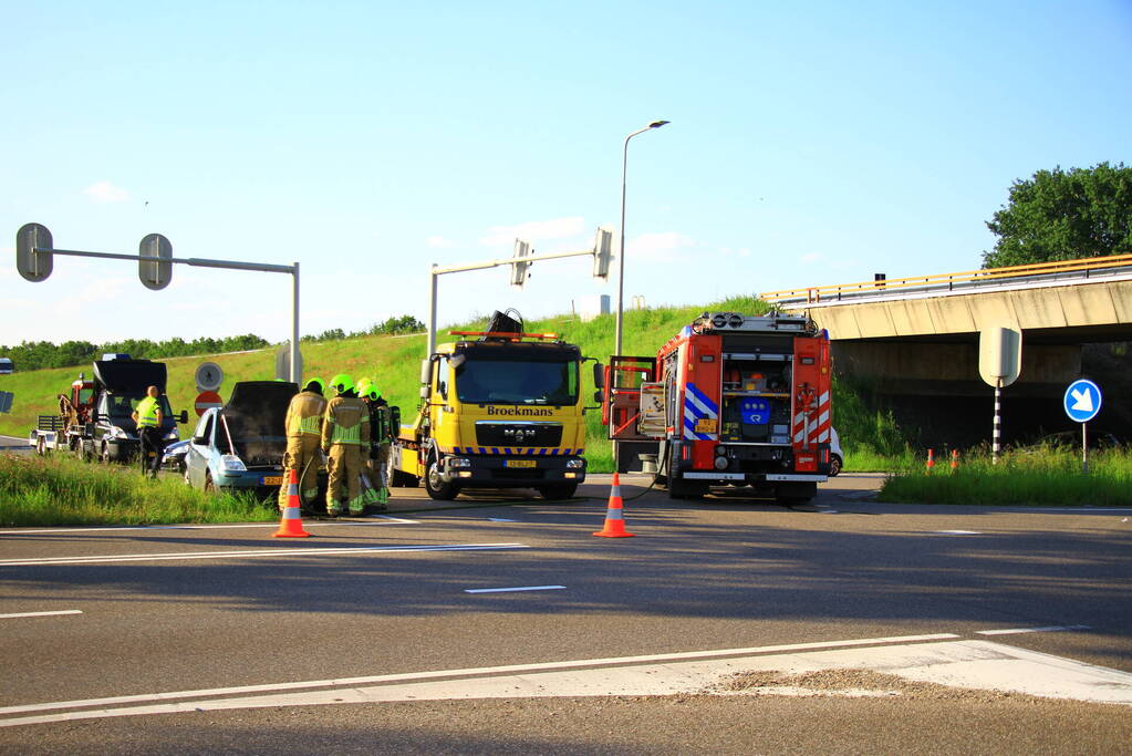 Auto vliegt in brand op afrit, politie houdt bestuurder aan
