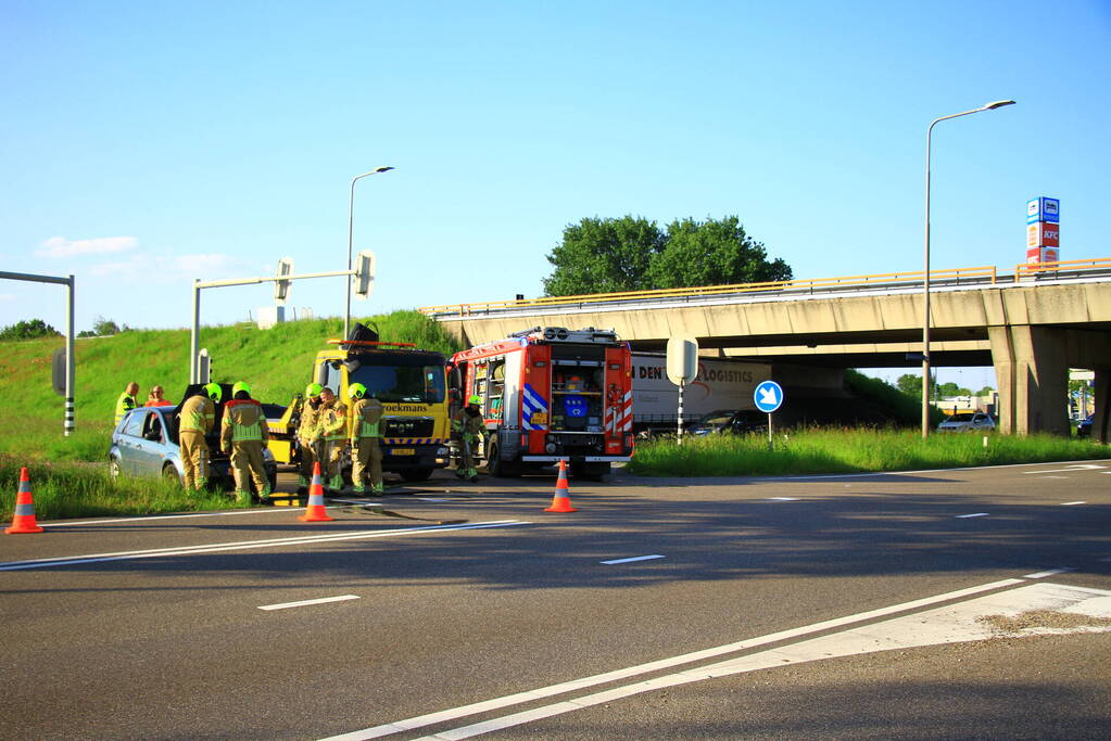 Auto vliegt in brand op afrit, politie houdt bestuurder aan
