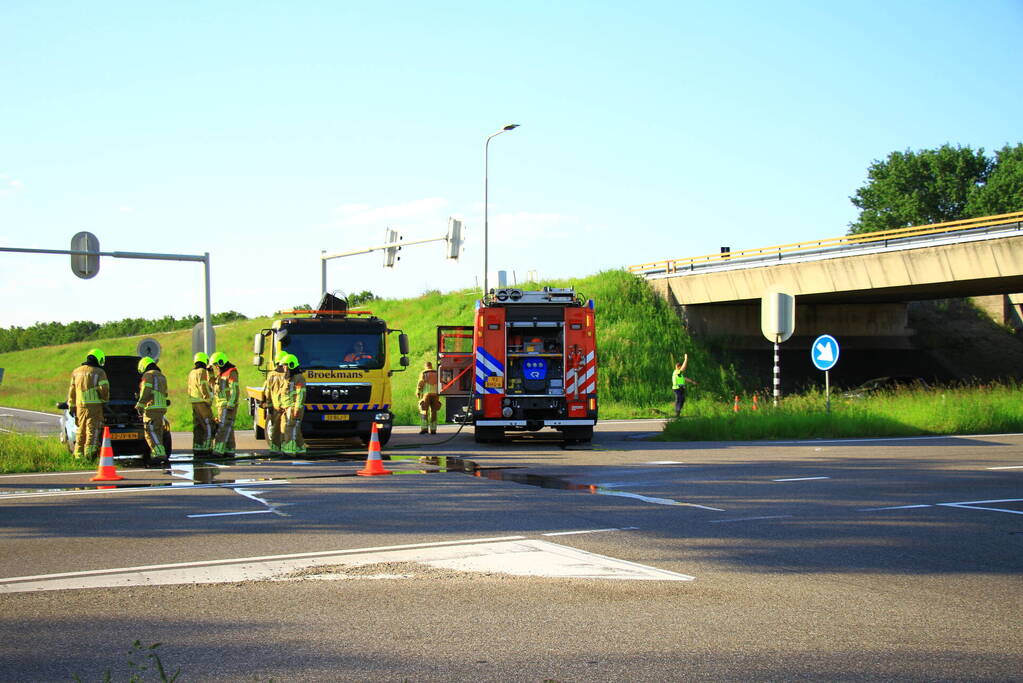 Auto vliegt in brand op afrit, politie houdt bestuurder aan