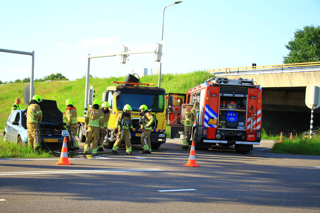 Auto vliegt in brand op afrit, politie houdt bestuurder aan