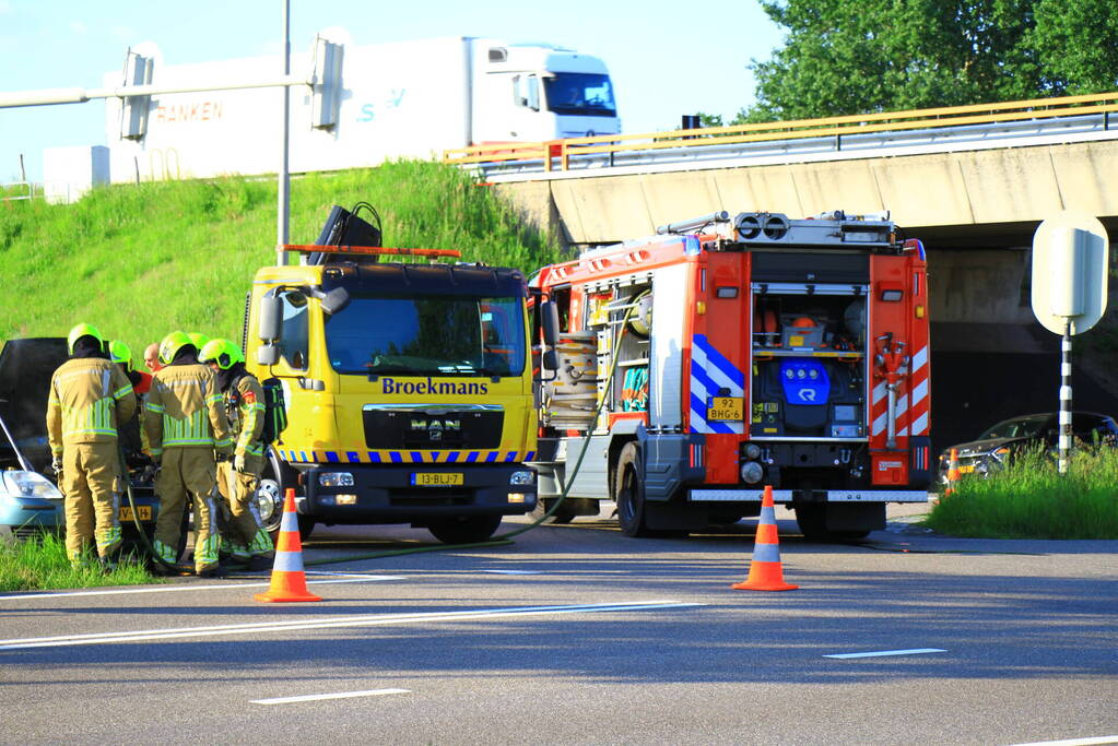 Auto vliegt in brand op afrit, politie houdt bestuurder aan