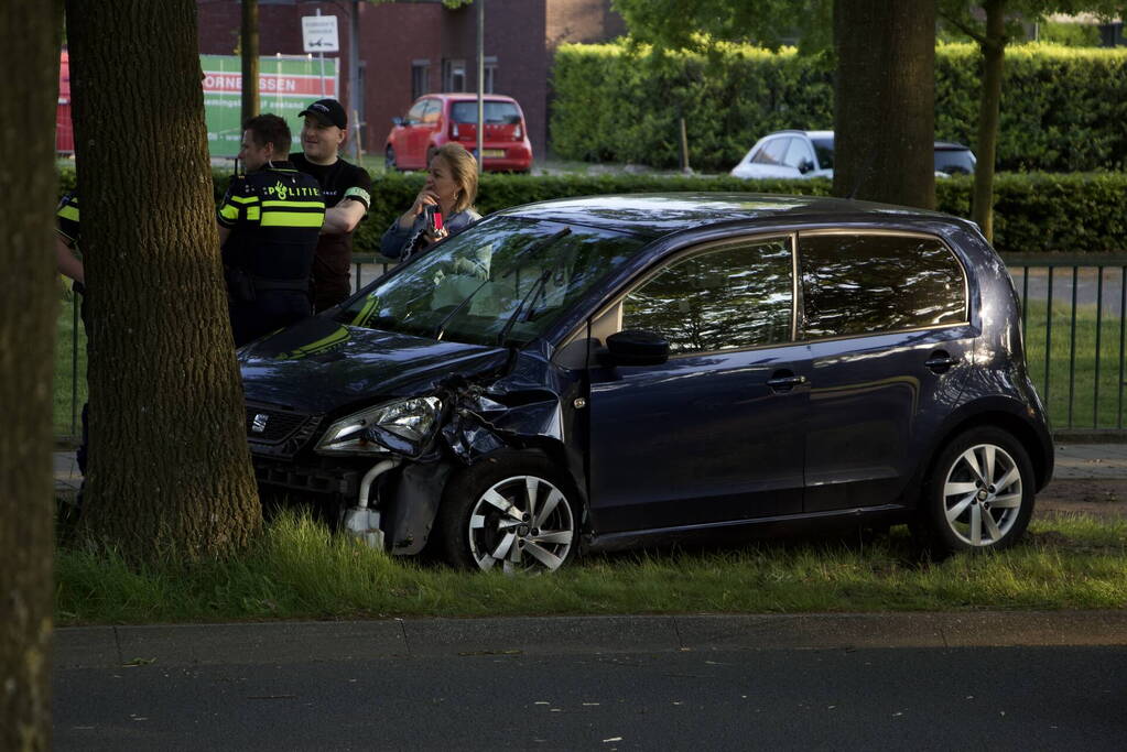 Auto raakt van weg en ramt boom