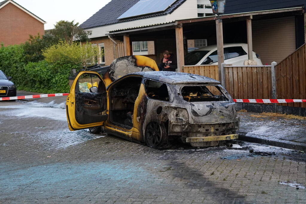 Voertuig brandt uit, politie doet onderzoek